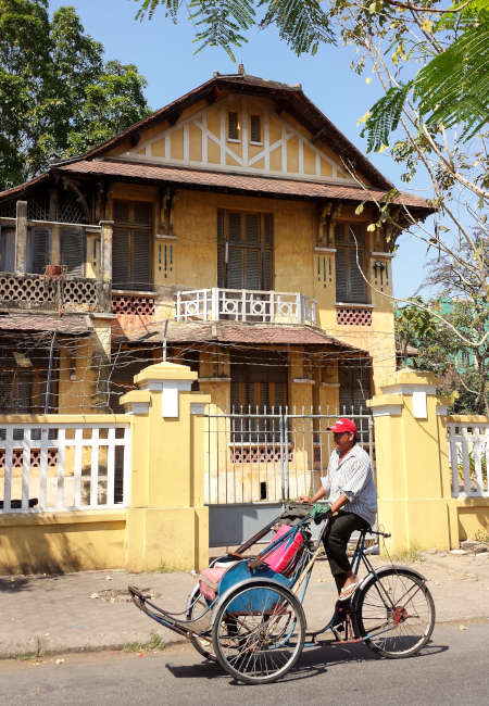 Femme cambodgienne dans une arcade.