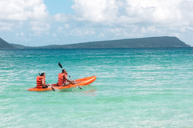 Kayak en mer au Cambodge.