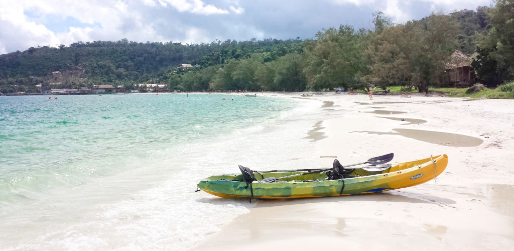 Kayak sur la mer au Cambodge.