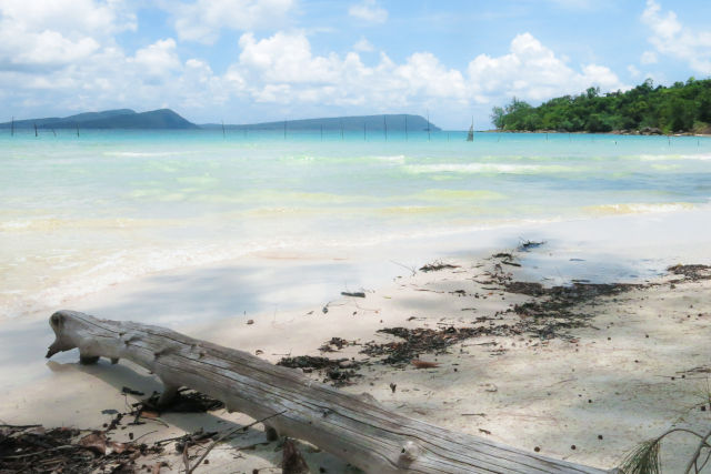 Plage de sable blanc au Cambodge.