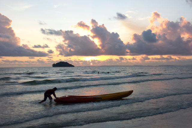 Coucher de soleil sur la plage au Cambodge.