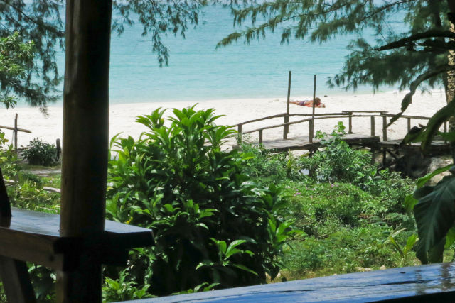 Hôtel au bord d'une plage paradisiaque au Cambodge.