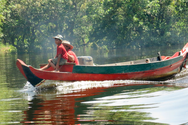 Villageaois cambogiens sur un bateau.