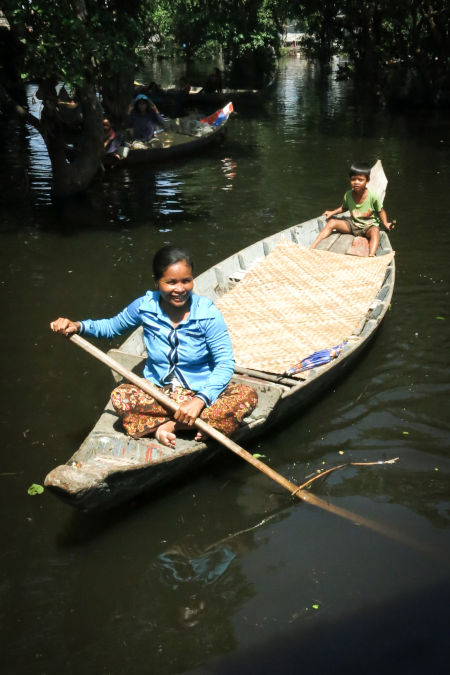 Femme cambodgienne sur un bateau.