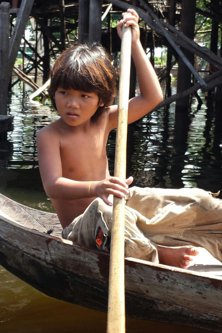 Enfant cambodgien sur un bateau.