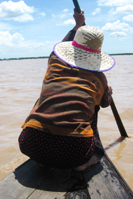 Femme sur une barque au Cambodge.