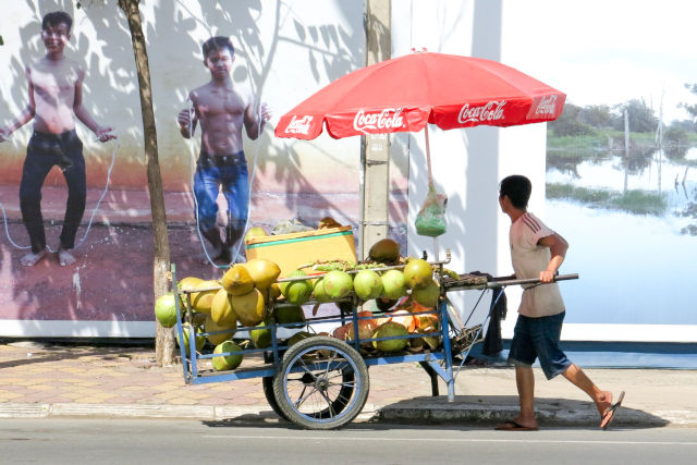 Marchand de coco ambulant au Cambodge.