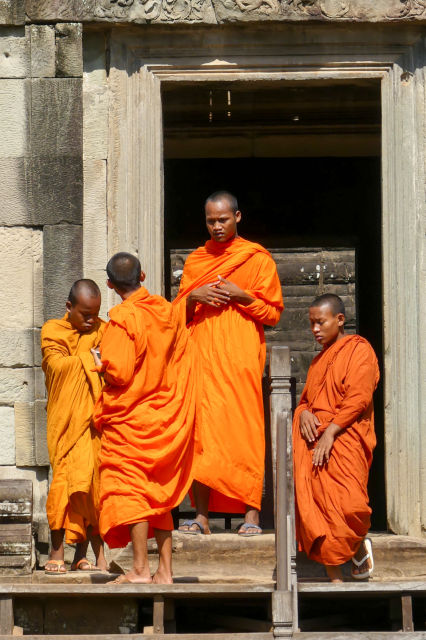 Moines bouddhistes à Angkor Wat.