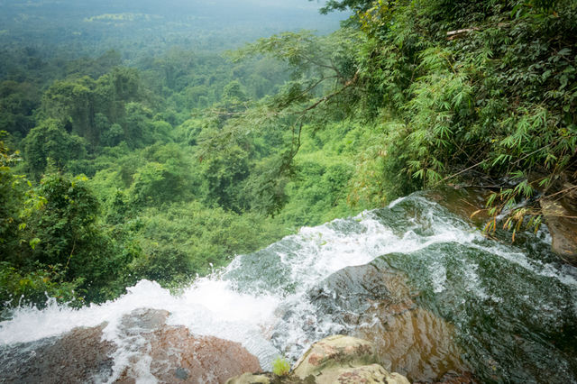 Chute d'eau dans la jungle à Chi Phat au Cambodge.