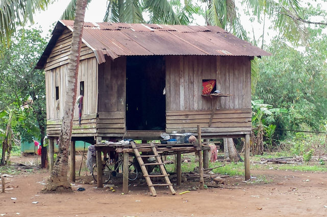 Petite cabane dans la jungle à Chi Phat au Cambodge.