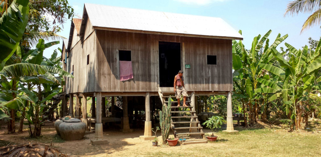 Maison en bois sur piloti dans l'est du Cambodge.