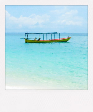 Bateau sur une eau turquoise au Cambodge.