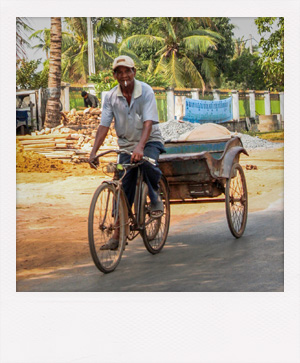 Homme à vélo au Cambodge.