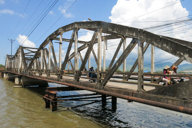 Pont à Kampot au Cambodge.