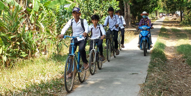 Ecoliers à vélo au Cambodge.