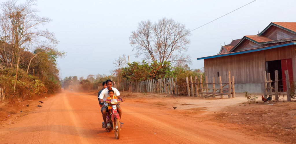 Piste de terre rouge à Mondolkiri au Cambodge.