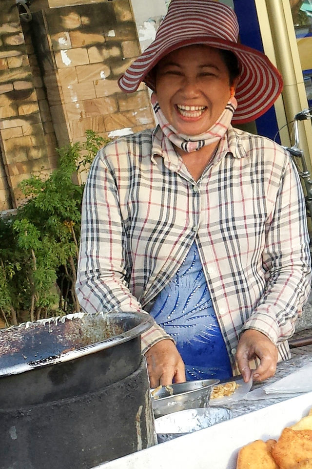 Cuisinière à Phnom Penh au Cambodge.