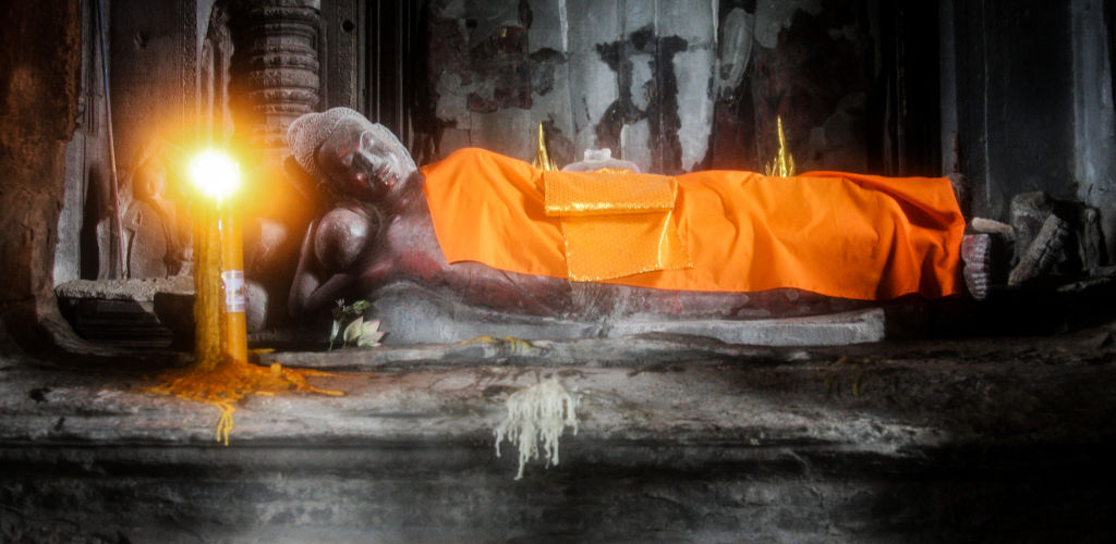 Statue de Buddha couché dans un temple au Cambodge. 