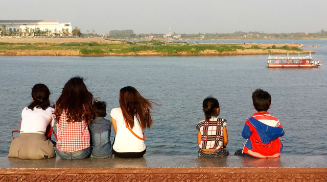 Enfants cambodgiens regardant la mer.